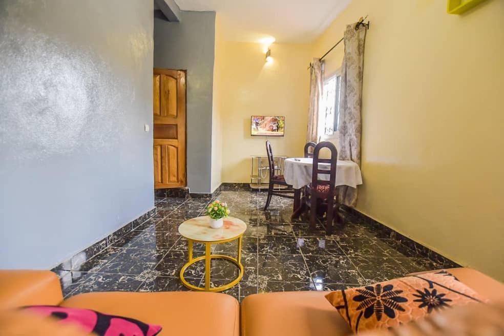 Appartements Neuf De Haut Standing Dm & Ng A Bafoussam Exterior foto